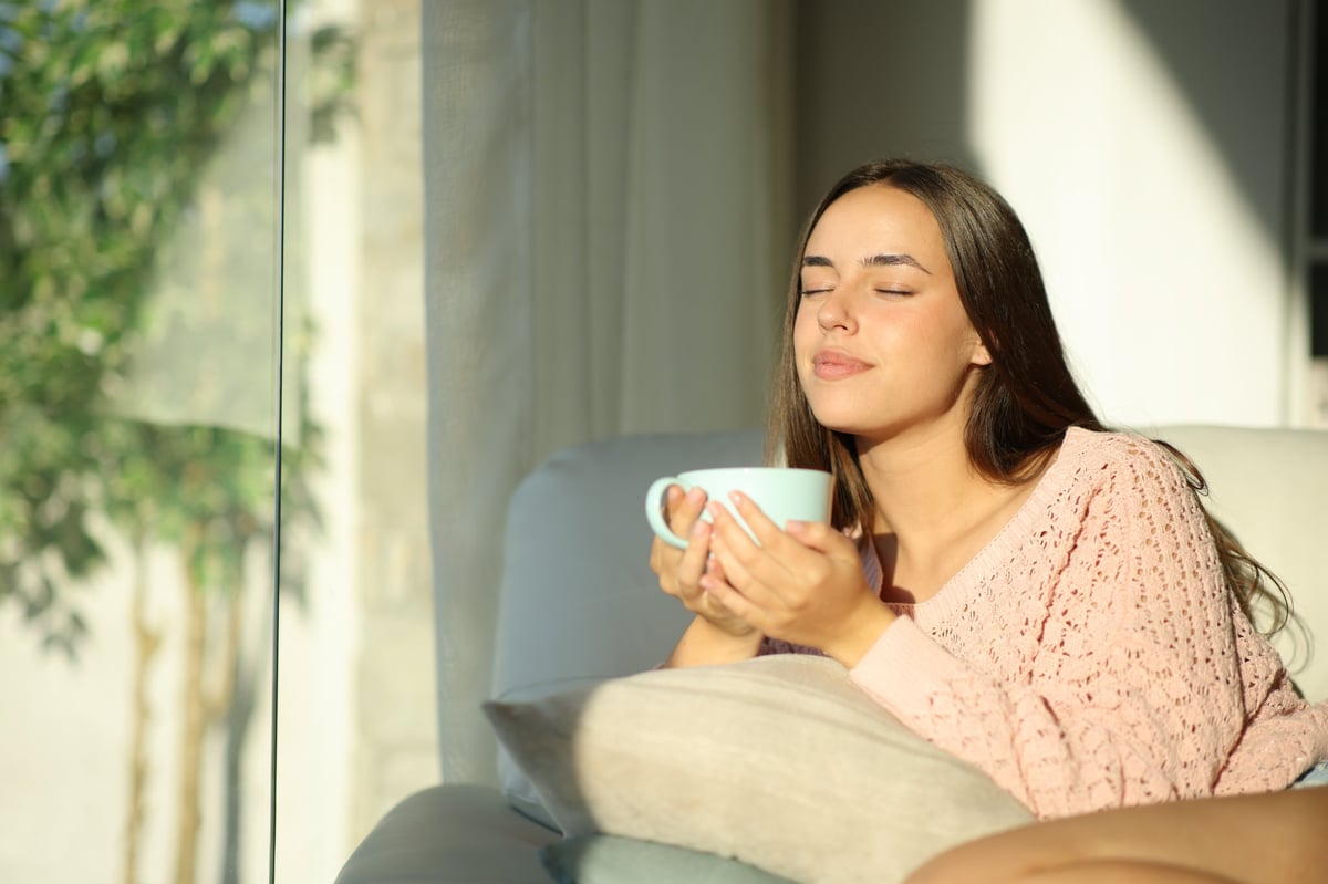 Mujer disfrutando un momento de bienestar, tranquilidad y autocuidado