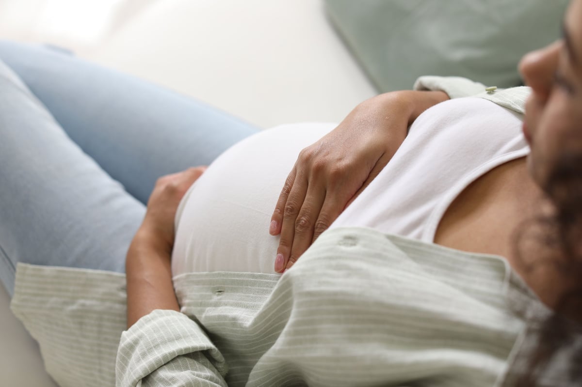 Mujer embarazada en casa, seguimiento prenatal segundo trimestre